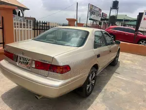 Toyota Camry LE 4dr Sedan (2.4L 4cyl 5M) 2002 Gold