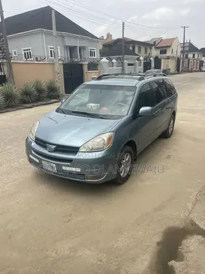 Toyota Sienna Car Hire