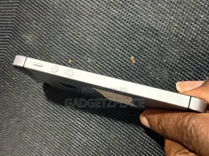 Apple iPhone SE 32 GB Silver