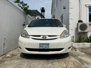 Toyota Sienna XLE AWD 2009 White