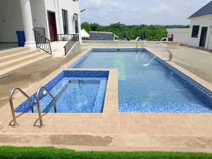 A 5.5x12m Pool With Heated Jacuzzi and Blower