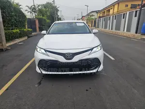 Toyota Camry LE FWD (2.5L 4cyl 8AM) 2018 White