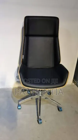 Leather Upholstery Executive Swivel Chair