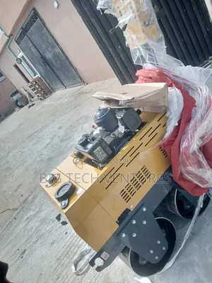 Vibrator Road Roller a Machine