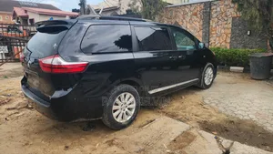 Toyota Sienna XLE 7 Passenger (3.5L 6cyl 8A) 2017 Black