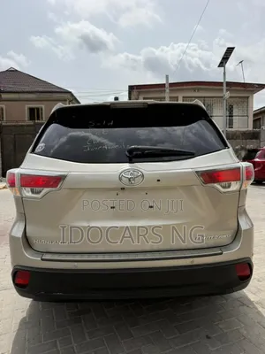 Toyota Highlander Limited Platinum 4dr SUV AWD (3.5L 6cyl 6A) 2015 Gold