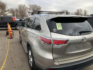 Toyota Highlander Limited Platinum 4dr SUV AWD (3.5L 6cyl 6A) 2015 Gold