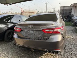 Toyota Camry SE FWD (2.5L 4cyl 8AM) 2018 Brown