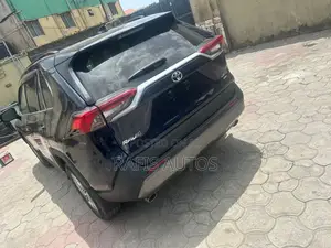 Toyota RAV4 Limited FWD 2019 Blue