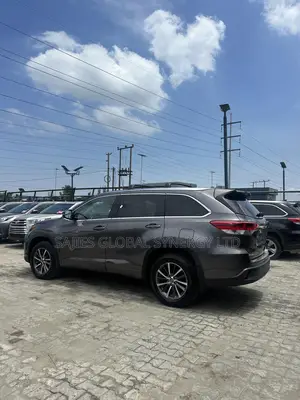 Toyota Highlander XLE 4x4 V6 (3.5L 6cyl 8A) 2017 Gray