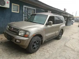 Mitsubishi Montero 2003 Gold