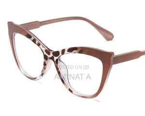 Women Retro Cat Eye Frame Eyeglasses (Brown)