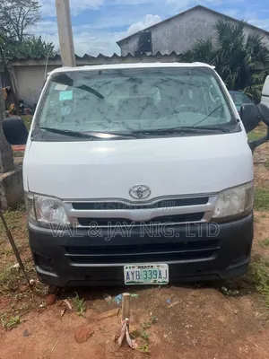 Toyota HiAce 2011 White