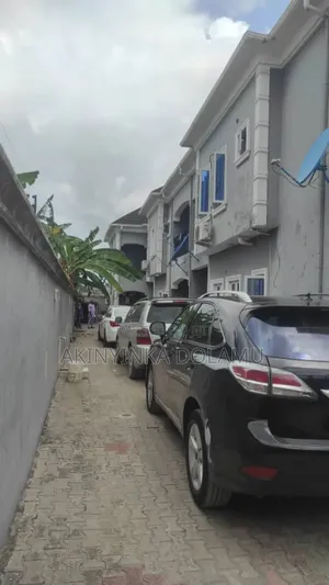 6bdrm Block of Flats in Lekki Gardens Vgc, Ogombo for sale