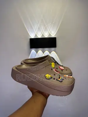 Trendy Platform Clogs – Lightweight Comfort With a Modern Edge