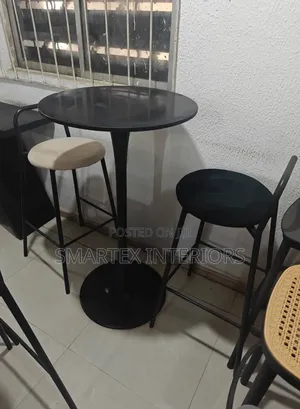 Round Wooden Top Bar Table With Barstools