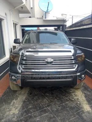 Toyota Sequoia Limited 4dr SUV 4WD (5.7L 8cyl 6A) 2011 Gray