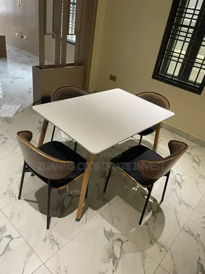 Simi Elegant Four Seater Dinning Tabel