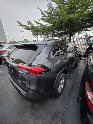 Toyota RAV4 XLE 2021 Gray