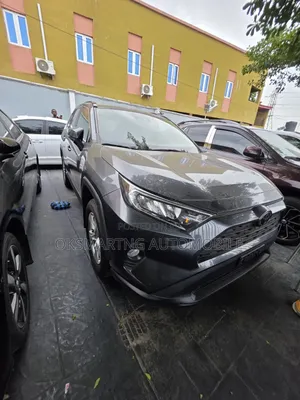 Toyota RAV4 XLE 2021 Gray