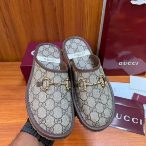 Gucci Gg Supreme Monogram Horsebit Mule. 
Color: Biege/Brown