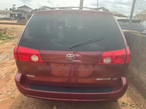 Toyota Sienna 2009 Model