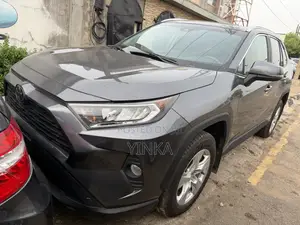 Toyota RAV4 XLE FWD 2019 Gray