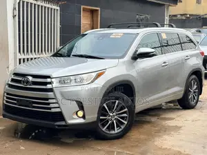 Toyota Highlander XLE 4x4 V6 (3.5L 6cyl 8A) 2017 Gray
