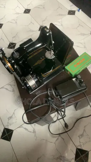 Singer Sewing Machine 221 Featherweight With Box