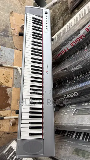 6 Octaves Yamaha Np 31s Piano With Keyboard Bag