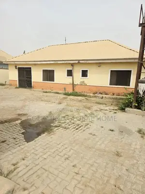 6bdrm Bungalow in Lugbe - Abuja, FHA for sale