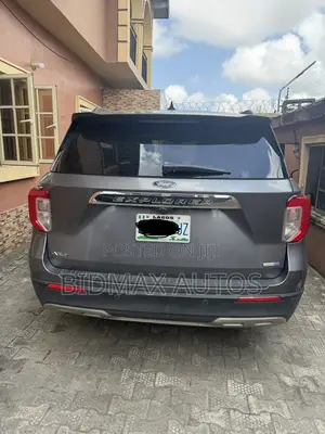 Ford Explorer XLT 2022 Gray