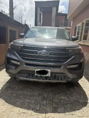 Ford Explorer XLT 2022 Gray