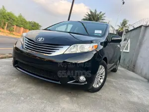 Toyota Sienna XLE Premium 8-Passenger 4dr Minivan (3.5L 6cyl 6A) 2015