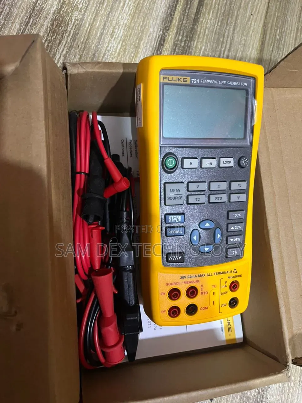 Fluke 724 Temperature Calibrator