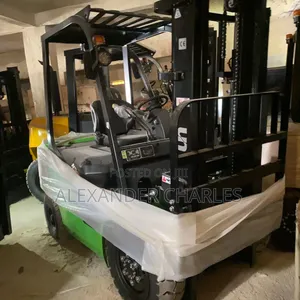 Un Series Forklift 3ton With Lithium Battery 2025