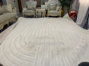 7x10fts Cream Center Rug.(8×11fts,4×6fts,5×7fts)