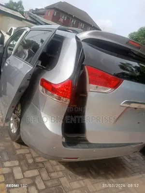Toyota Sienna 2011 Silver