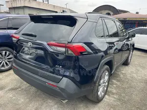 Toyota RAV4 2019 Blue