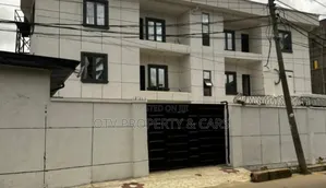 18bdrm Block of Flats in Airport Road / Ikeja for sale