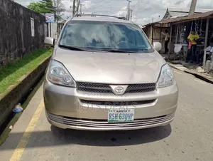 Toyota Sienna LE FWD (3.3L V6 5A) 2004 Gold