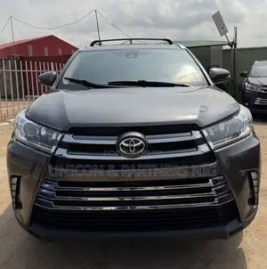 Toyota Highlander SE 4x4 V6 (3.5L 6cyl 8A) 2017 Gray