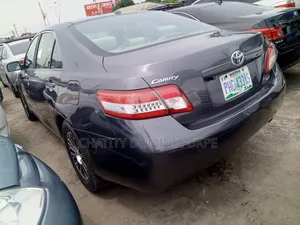 Toyota Camry XLE 4dr Sedan (2.5L 4cyl 6A) 2011 Gray