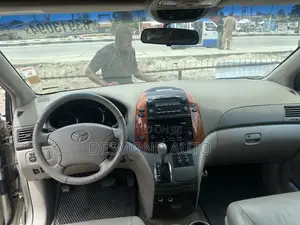 Toyota Sienna XLE AWD 2006 Gold