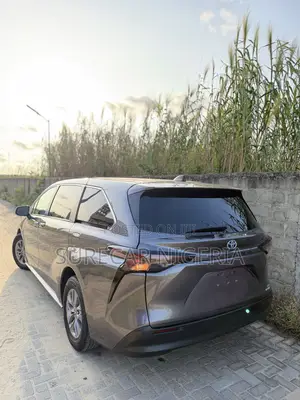 Toyota Sienna Limited AWD 7-Passenger 2023 Gray