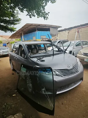 Toyota Sienna 2015 Windscreen Glass Available Installed at Chimatex