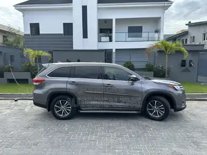 Toyota Highlander XLE 4x4 V6 (3.5L 6cyl 8A) 2017 Gray