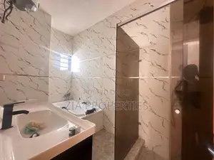 5bdrm Duplex in Ikota for rent