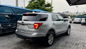 Ford Explorer XLT AWD 2018 Silver