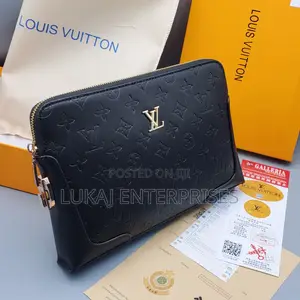 Louis Vuitton Pose